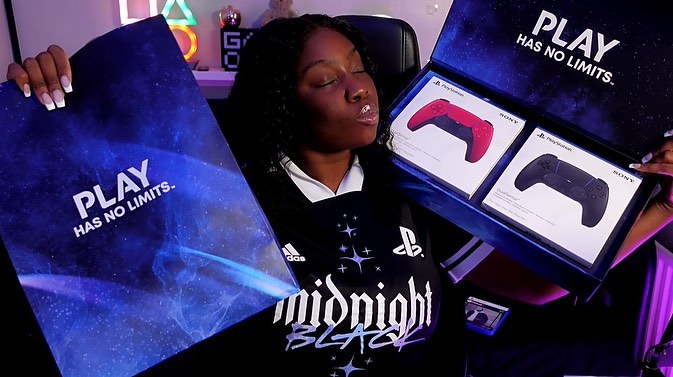 Stephanie with FIFA 22 Ultimate Edition Crimson red & Midknight Black DUALSENSE CONTROLLERS